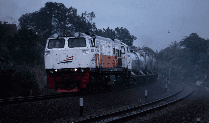 Suka Jalan-Jalan Naik Kereta Api? Simak Jalur Kereta Api Paling Ekstrem di Indonesia Berikut Ini!