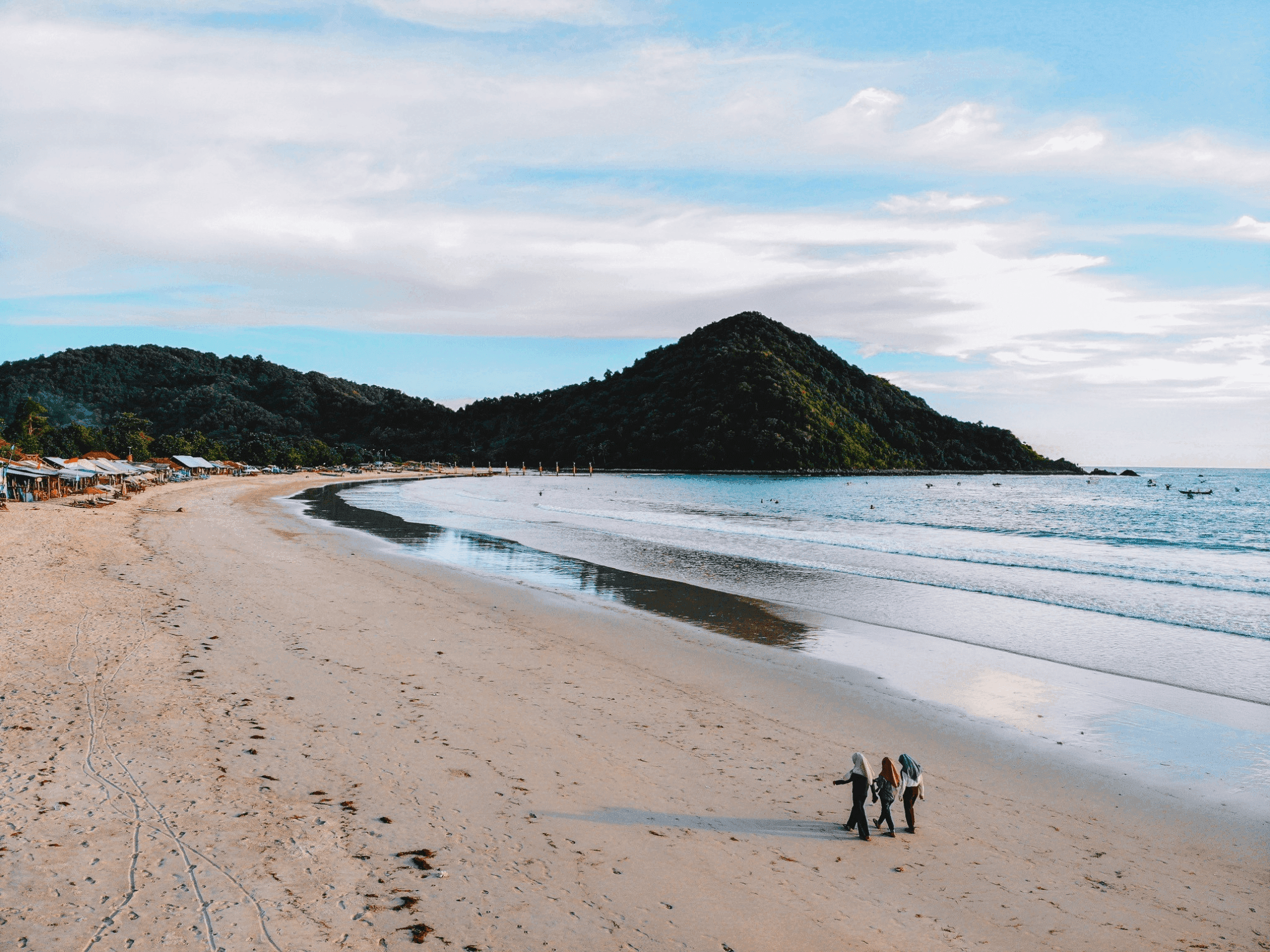 Pantai Selong Belanak, Pantai Cantik di Lombok untuk Healing dan Surfing