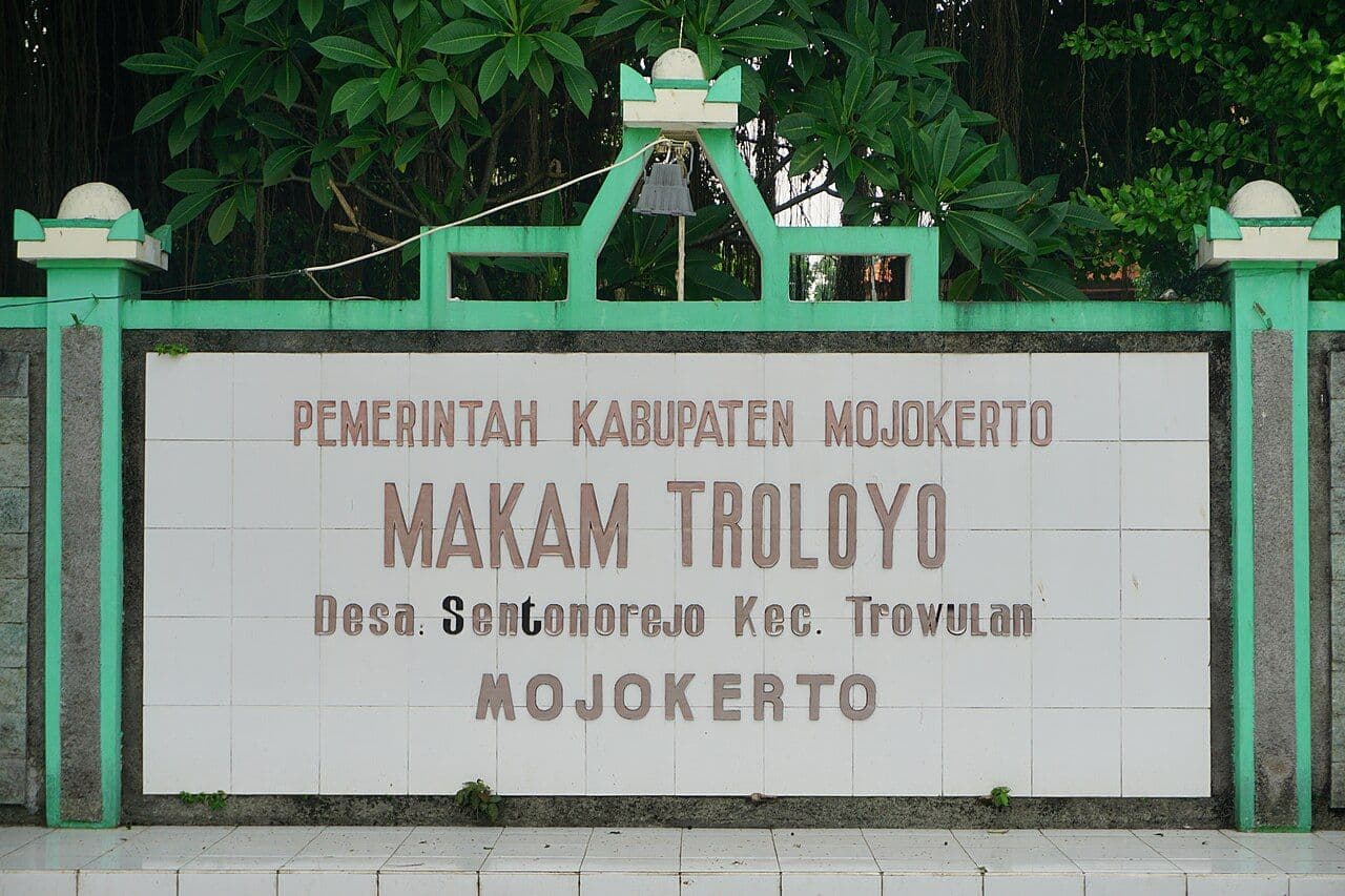 Sejarah Makam Troloyo