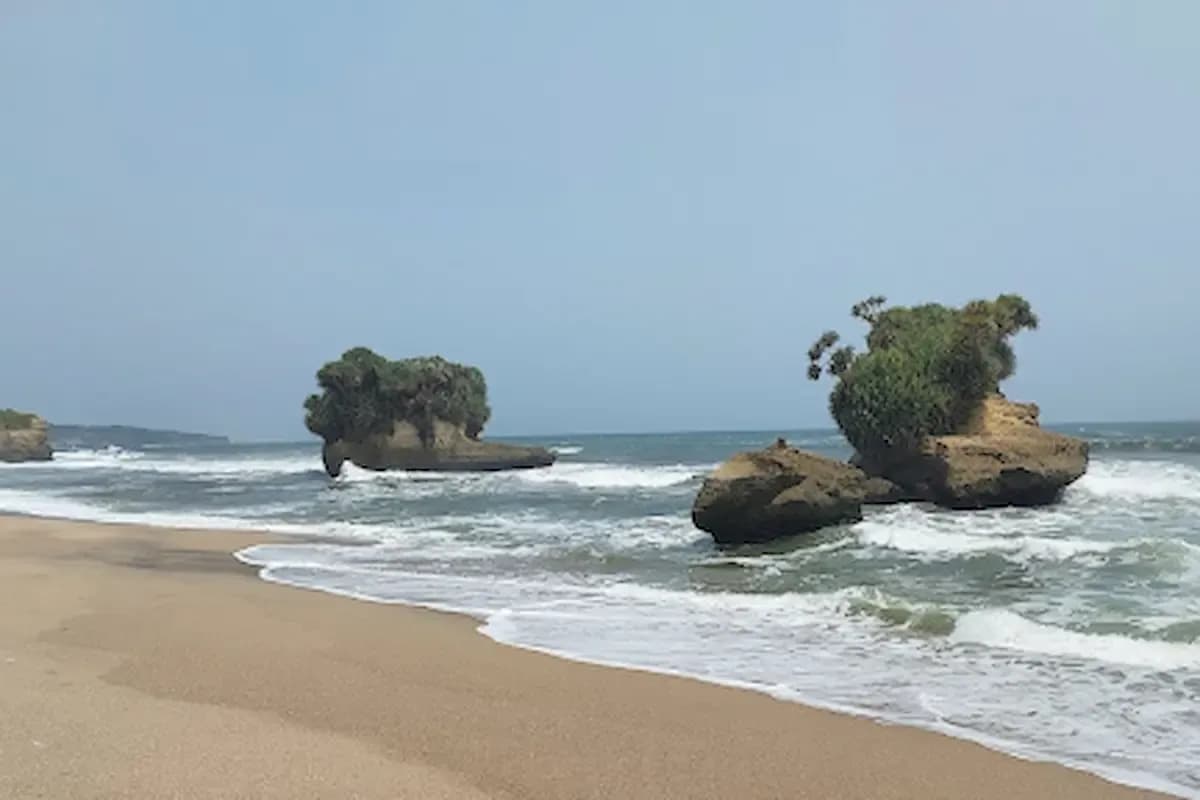 Pantai Panganten: Destinasi Romantis di Tepi Laut