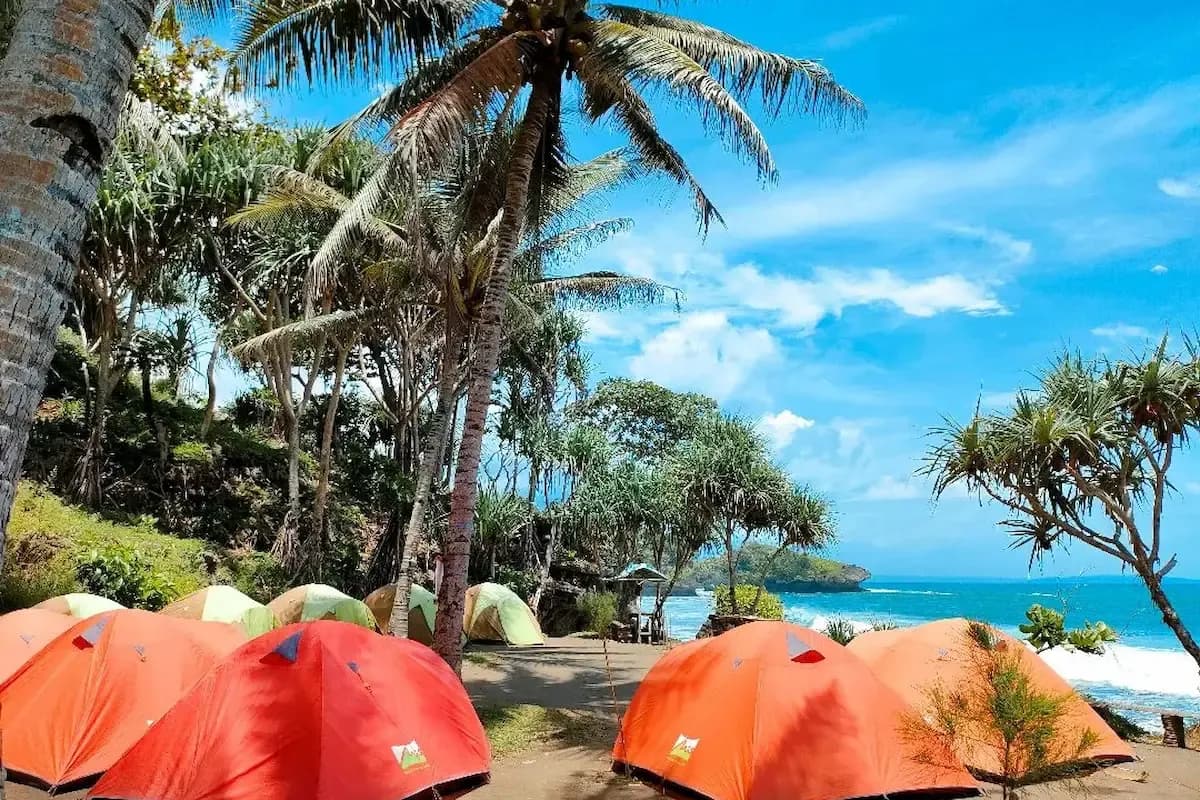 12 Tips Camping di Pantai Madasari yang Indah