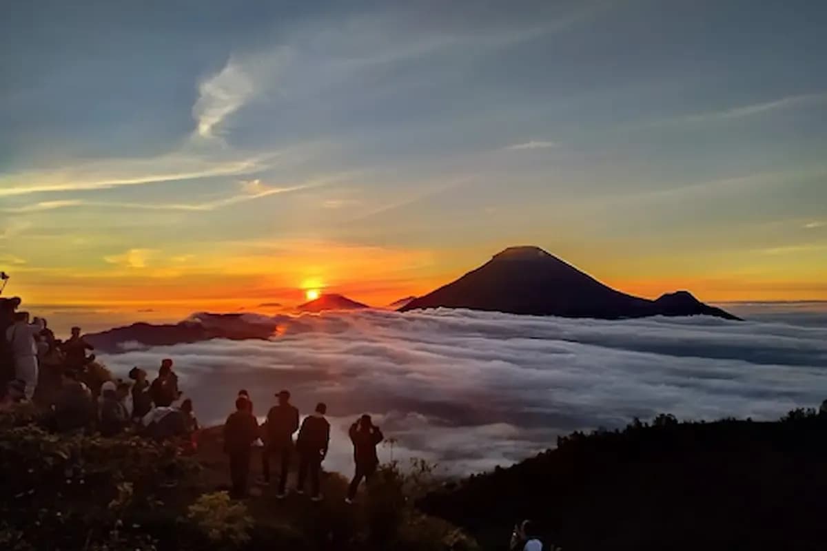Pesona Golden Sunrise di Bukit Sikunir Dieng, Wajib Mampir!