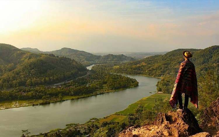 Melihat Pesona Bukit Watu Meja yang Eksotis