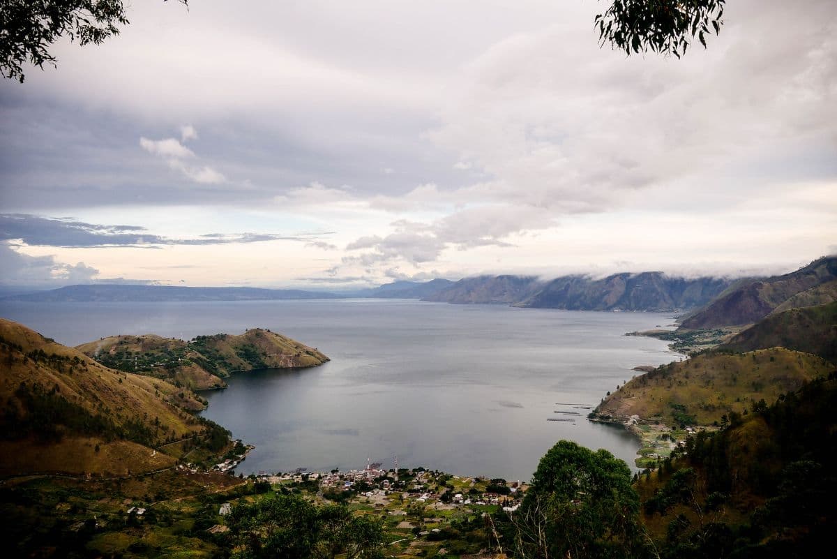 Punya Cerita Horor yang Bikin Merinding, Inilah 10 Danau Paling Angker di Indonesia
