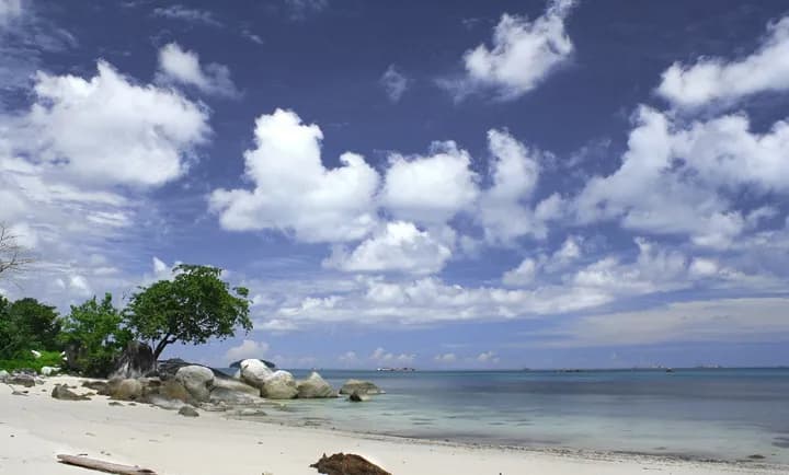 Daya Tarik Pantai Penganak, Ini Dia Rute dan HTM-nya!