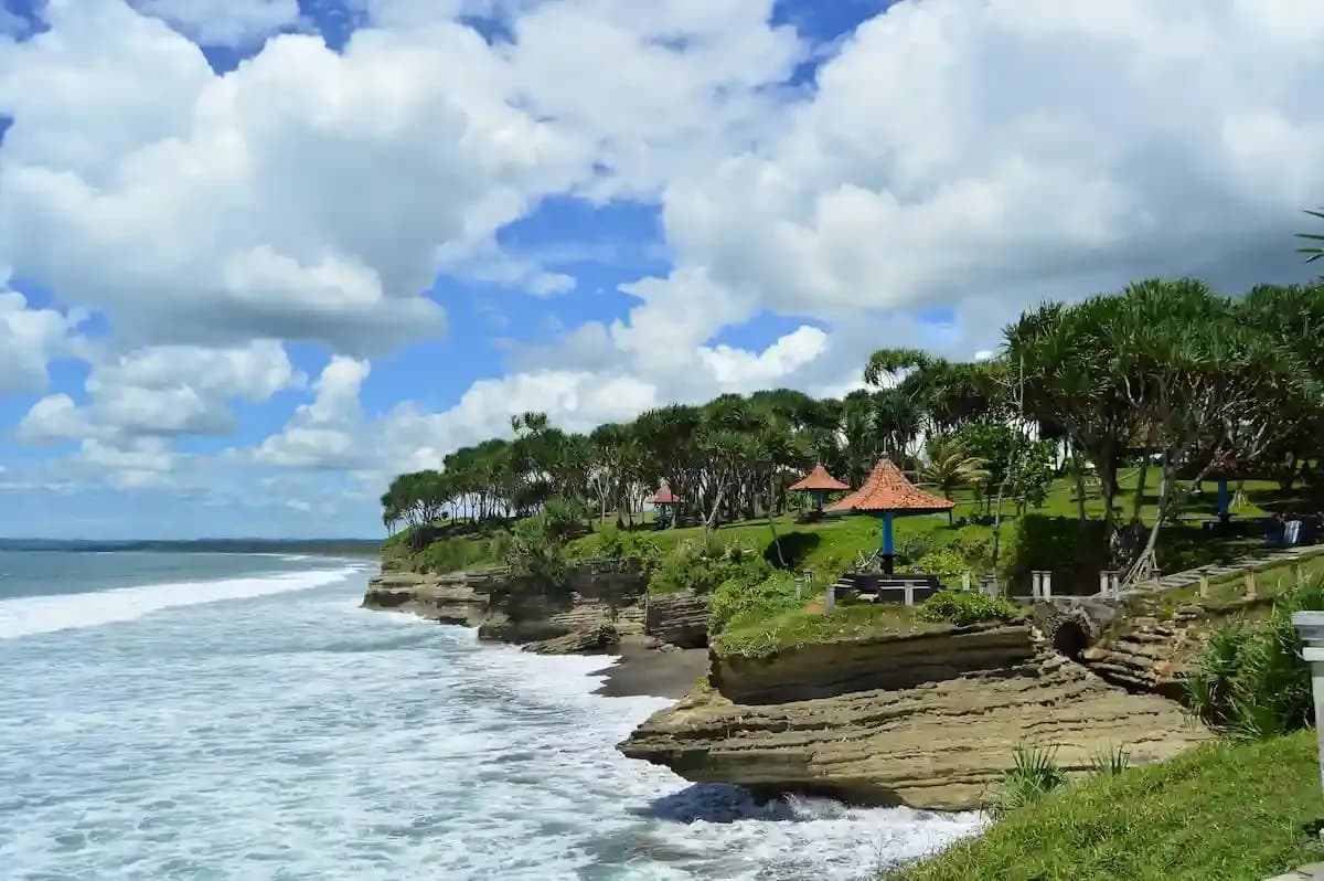 Daya Tarik Pantai Pangandaran Batu Hiu, Ini Dia Rute dan HTM-nya!