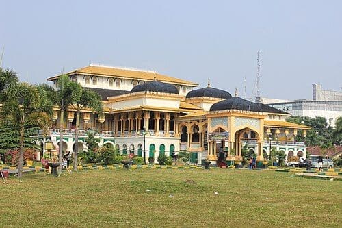 Mengulas Sejarah Istana Maimun hingga Legenda Meriam Puntung di Medan