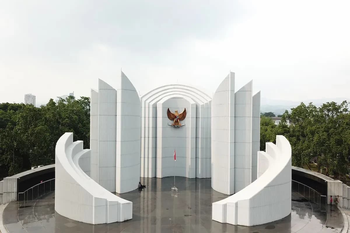 Monumen Perjuangan Rakyat: Sejarah, Daya Tarik, Koleksi, dan Ragam Aktivitas