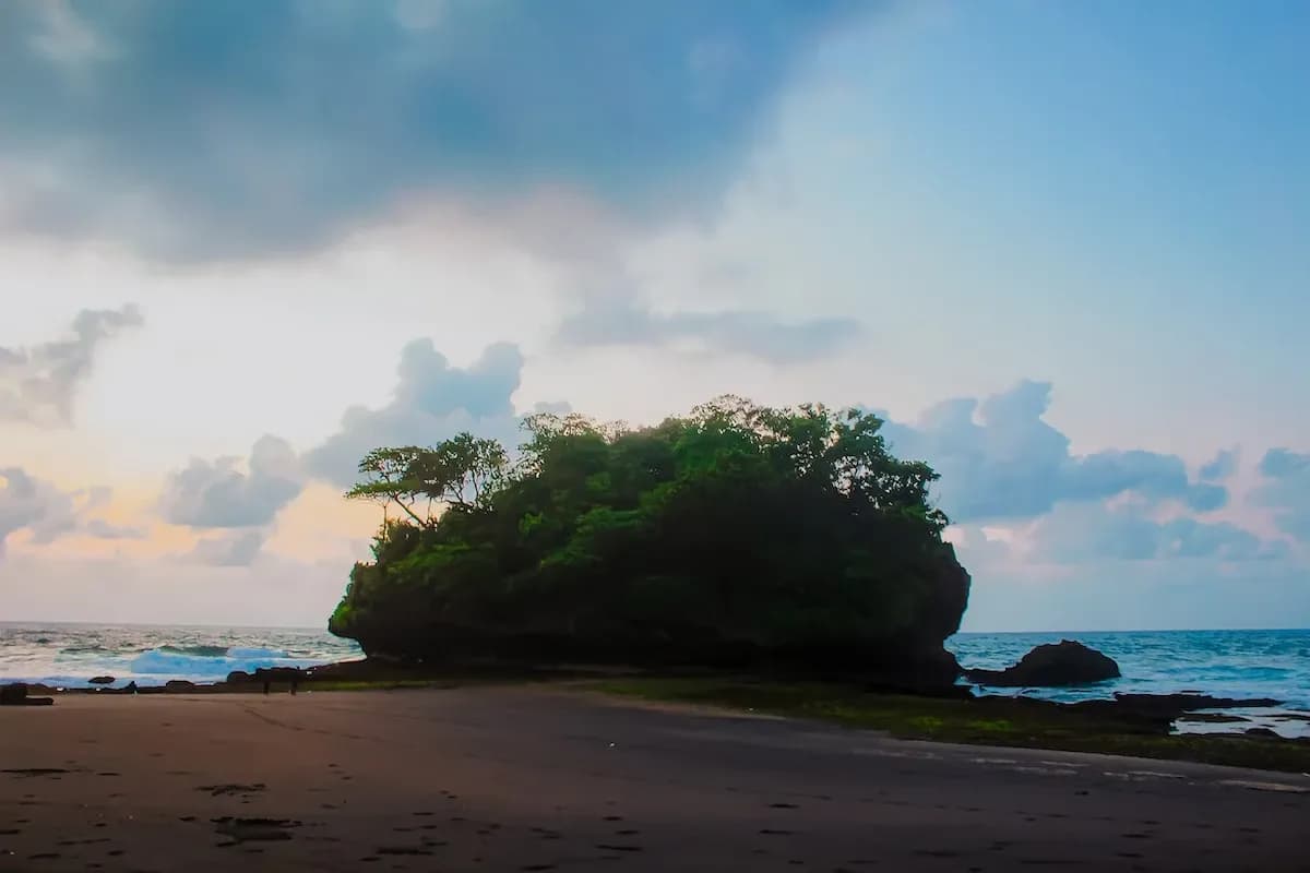Daya Tarik Pantai Madasari, Ini Dia Rute dan HTM-nya
