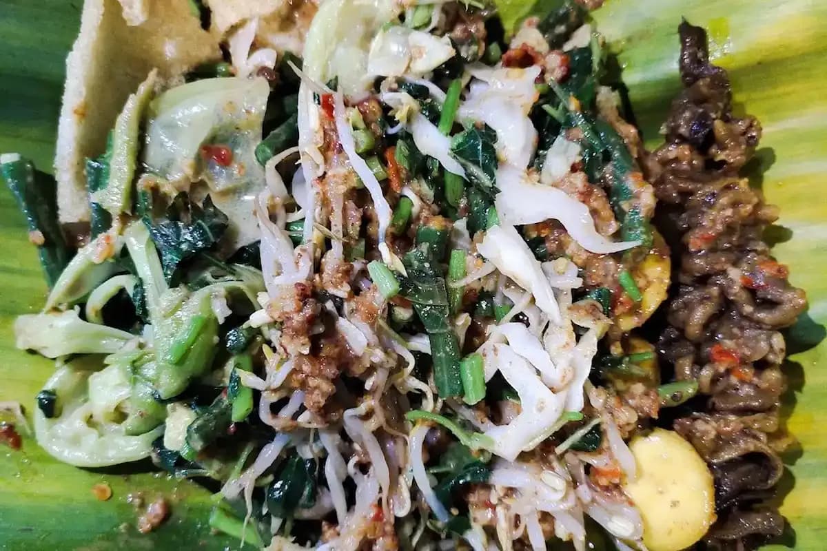 Serupa Tapi Tak Sama: Perbedaan Lotek dengan Gado-Gado, Karedok, dan Pecel