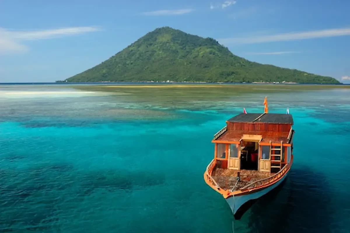 Gunung Manado Tua, Pulau Vulkanik Eksotis di Bunaken