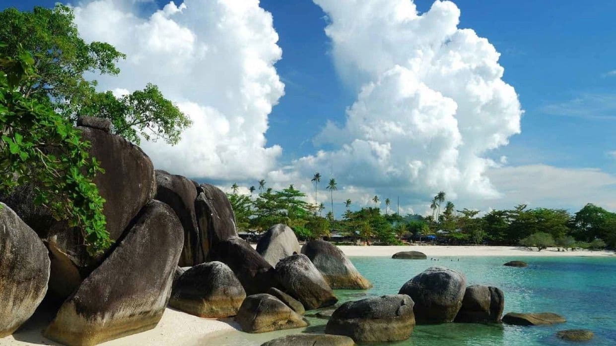 5 Wisata Alam Bangka Belitung, Rekreasi Bahari yang Nggak Tanggung-Tanggung!