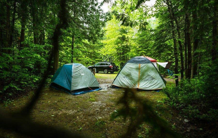 8 Tips Camping Musim Hujan: Cek Cuaca hingga P3K