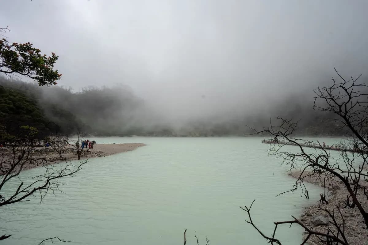 Kawah Putih Bandung: Daya Tarik, HTM, dan Rute ke Lokasi