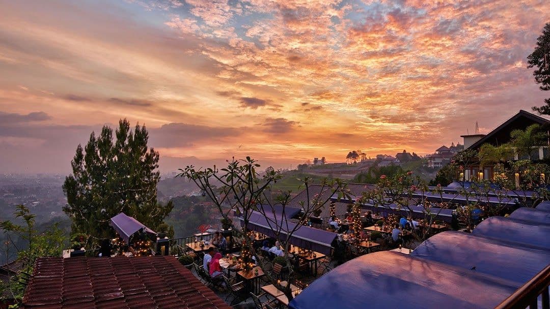 Rekomendasi 13 Tempat Makan di Dago Atas dengan View Bagus, Bikin Adem!