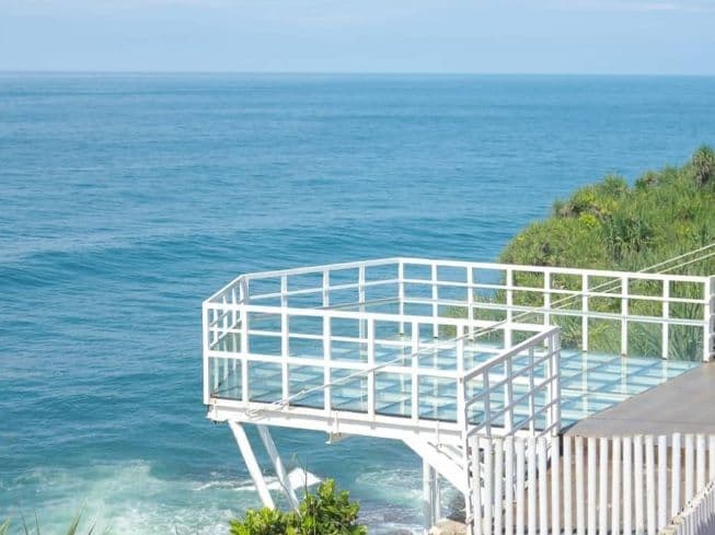 Panduan Wisata Foto-foto di Teras Kaca Pantai Nguluran: Daya Tarik, Harga Tiket, dan Tips