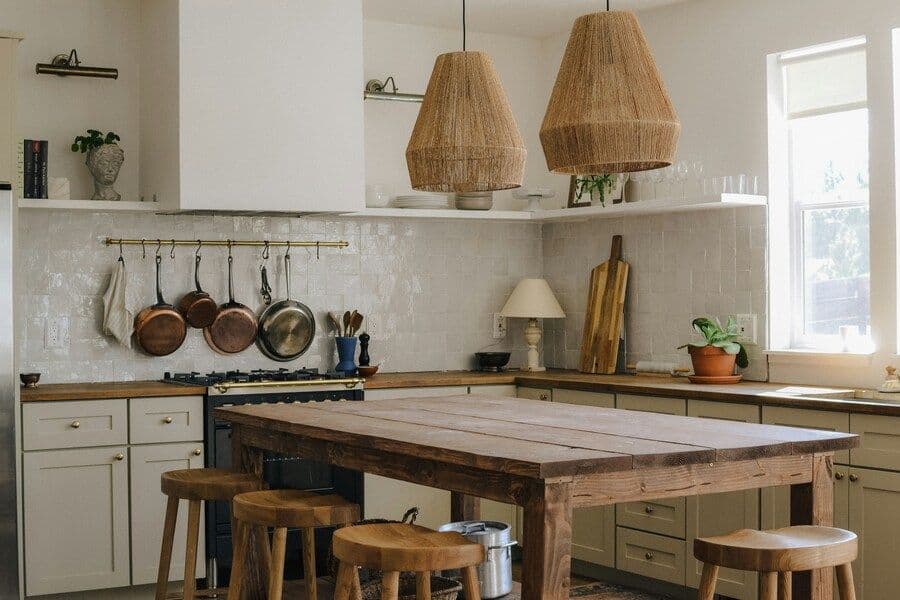 Desain Dapur Aksen Kayu, Nuansa Vintage Tapi Tetap Estetik