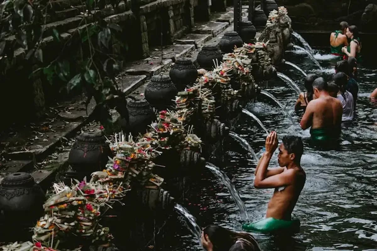 Apa Arti Melukat: Memahami Makna Ritual Spiritual Bali yang Bikin Hati Tenang