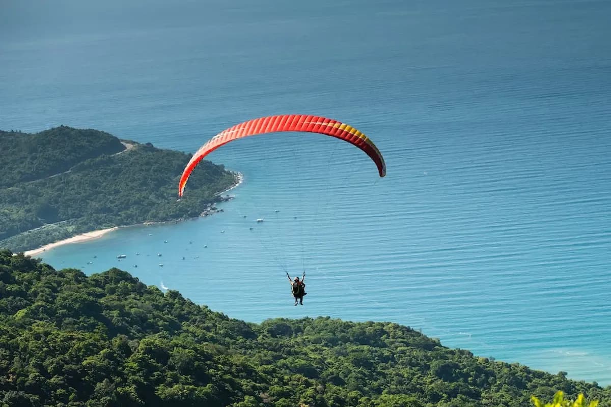 5 Rekomendasi Lokasi Wisata Paralayang Bali yang Paling Seru