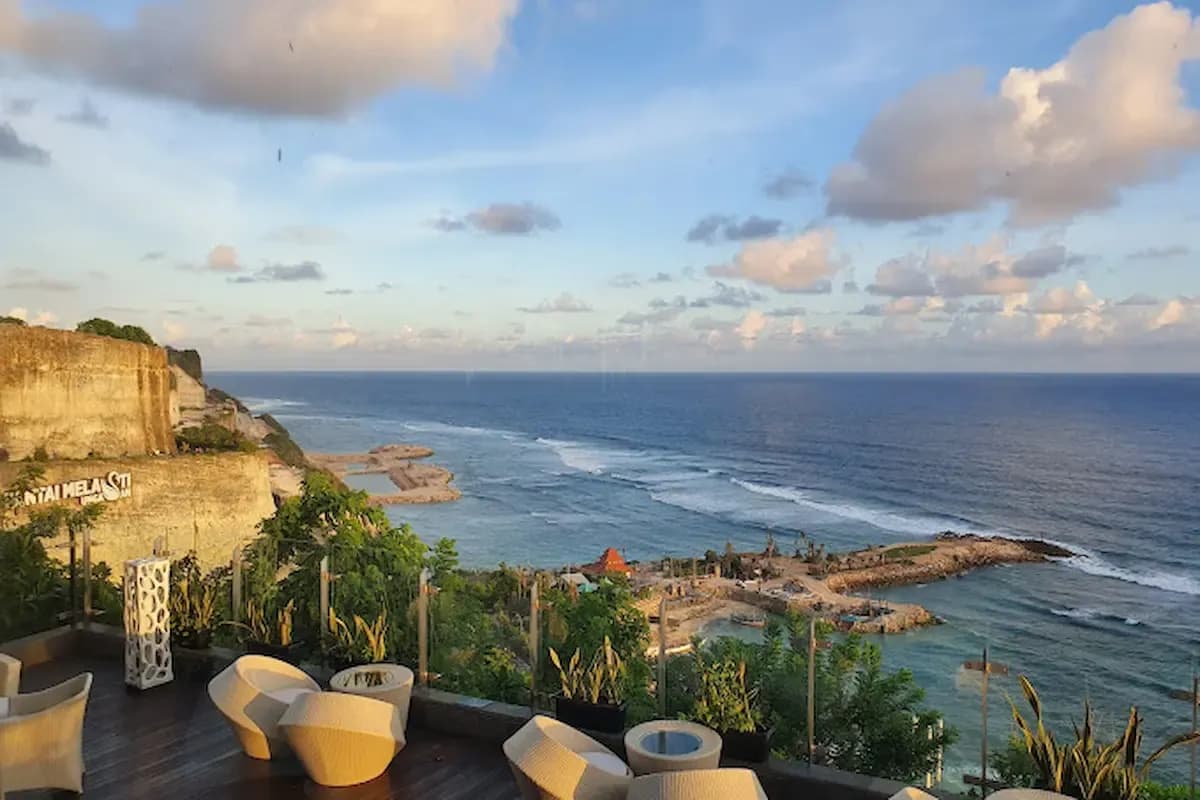 7 Rekomendasi Beach Club Jimbaran yang Jadi Favorit Wisatawan