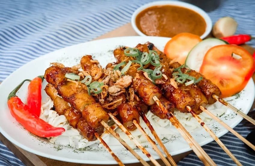 13 Jajanan Bumbu Kacang Ini Wajib Kamu Coba, Tak Cuma Sate!