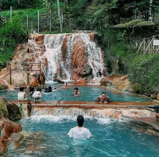 Curug Cipanas Lembang: Liburan Asri dengan Kolam Air Hangat & Glamping