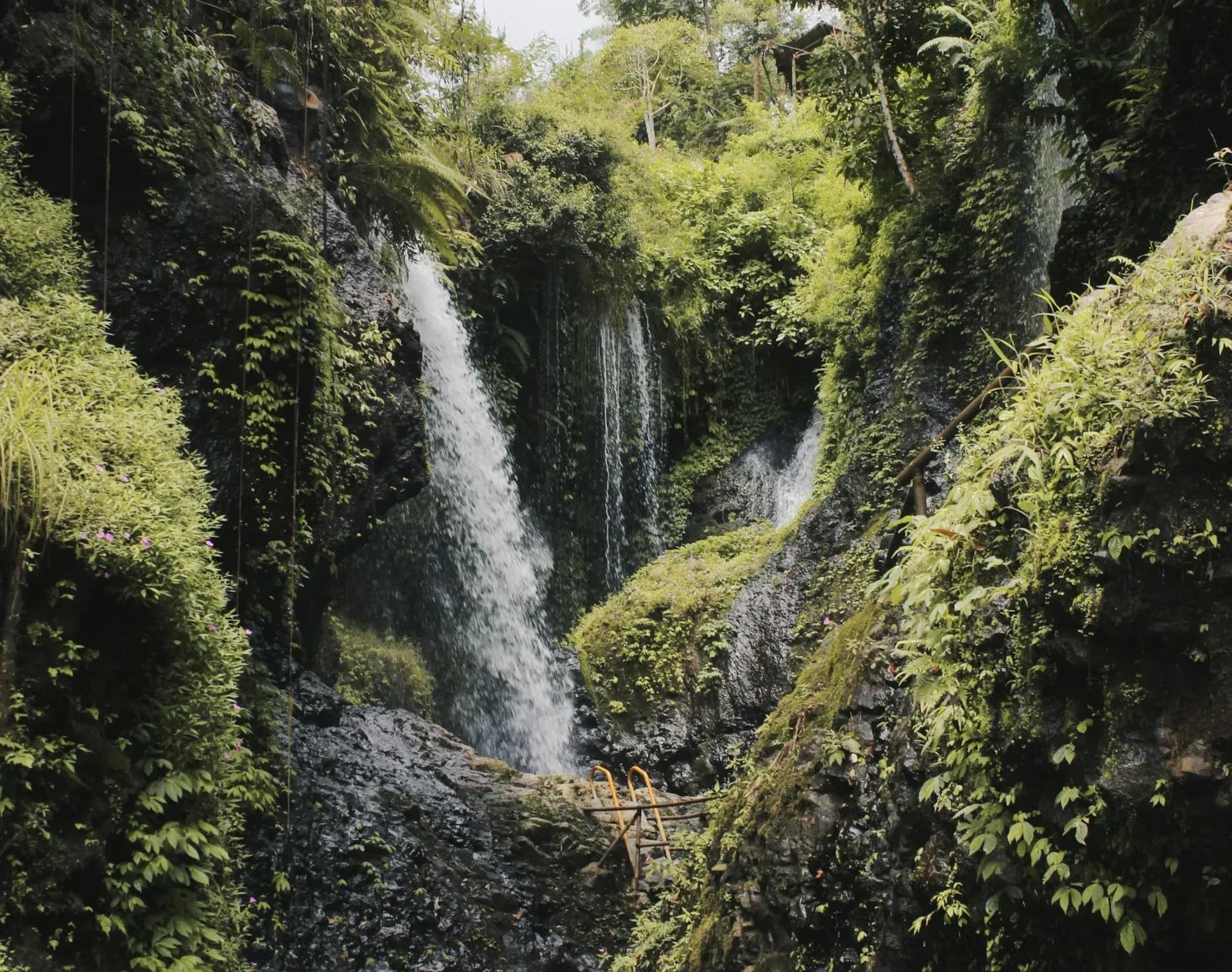 Curug Tilu Leuwi Opat: Healing di Tengah Sejuknya Alam Bandung
