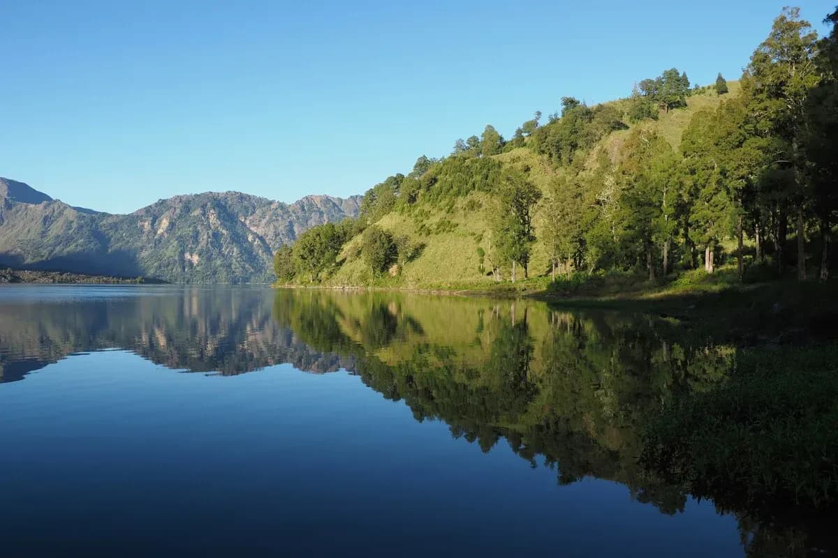 Danau Segara Anak: Permata Biru di Kaki Gunung Rinjani