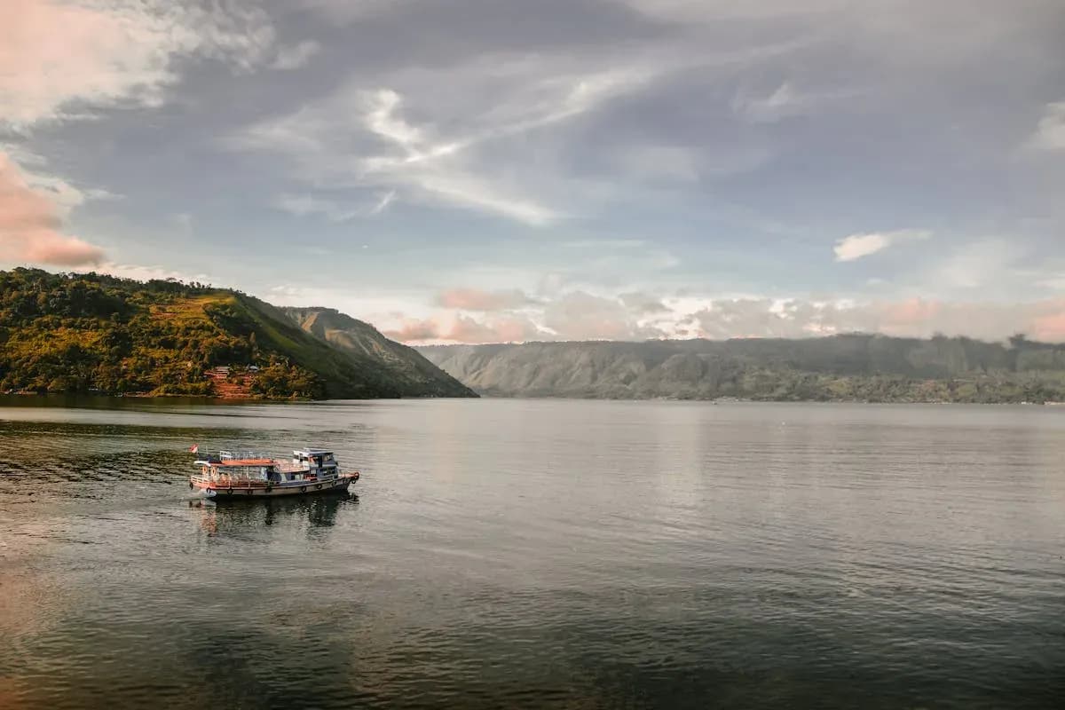 10 Danau Terbesar di Dunia, Salah Satunya Ada di Indonesia!