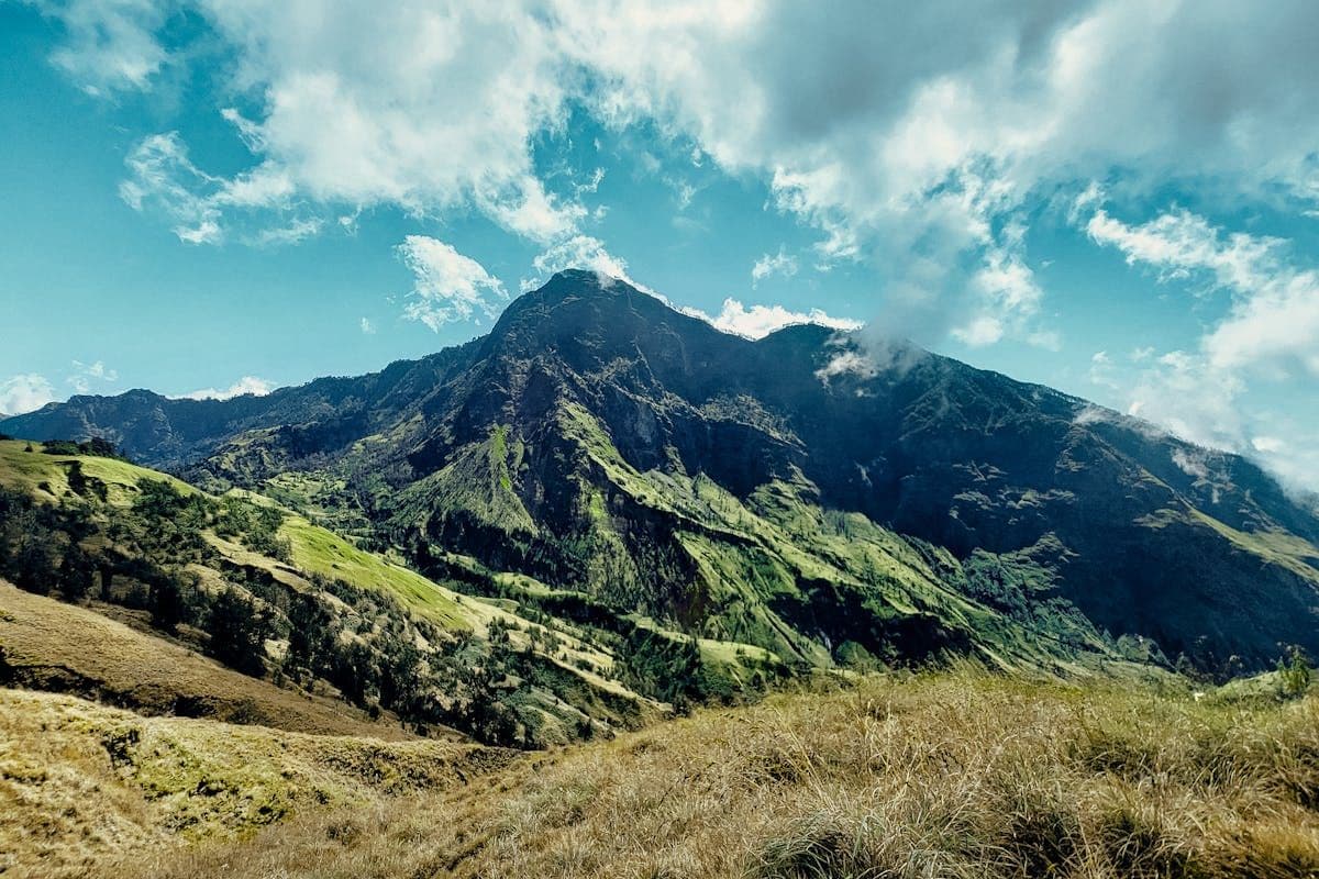 Hati-Hati Saat Mendaki! Ini Dia 10 Gunung Paling Angker di Indonesia