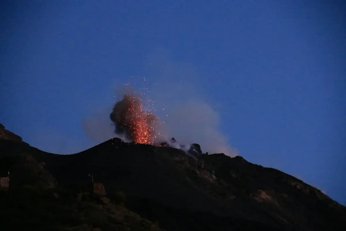 Gunung Stromboli: Indah tapi Berbahaya