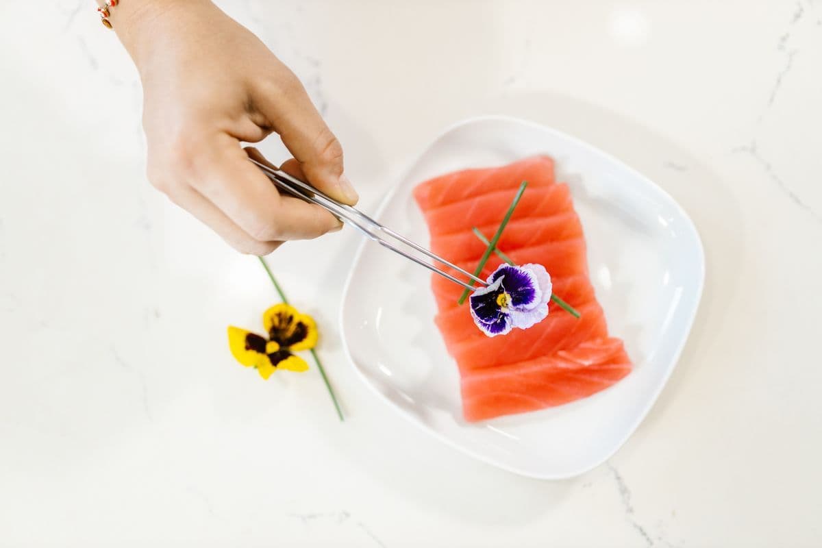 17 Jenis Edible Flower Cantik untuk Hias Makanan