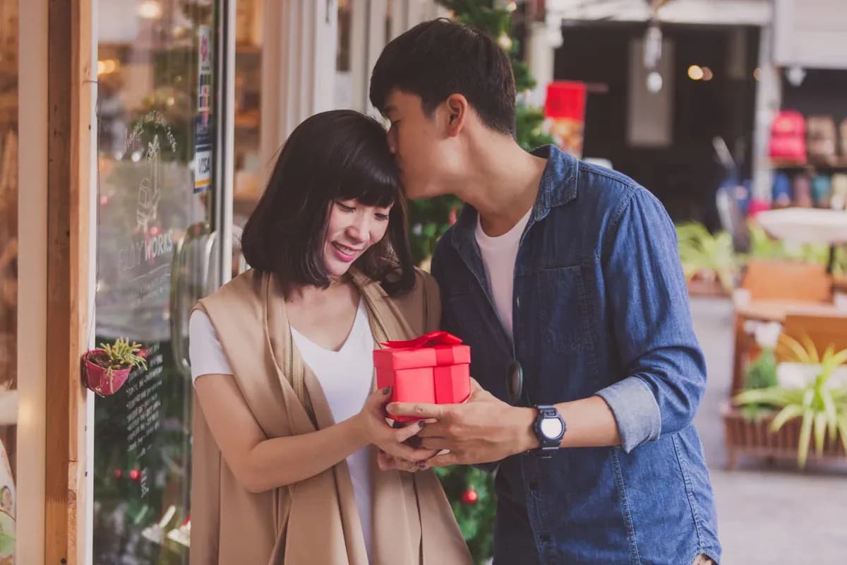 10 Ide Kado Valentine untuk Cowok, Bikin Si Dia Makin Sayang!