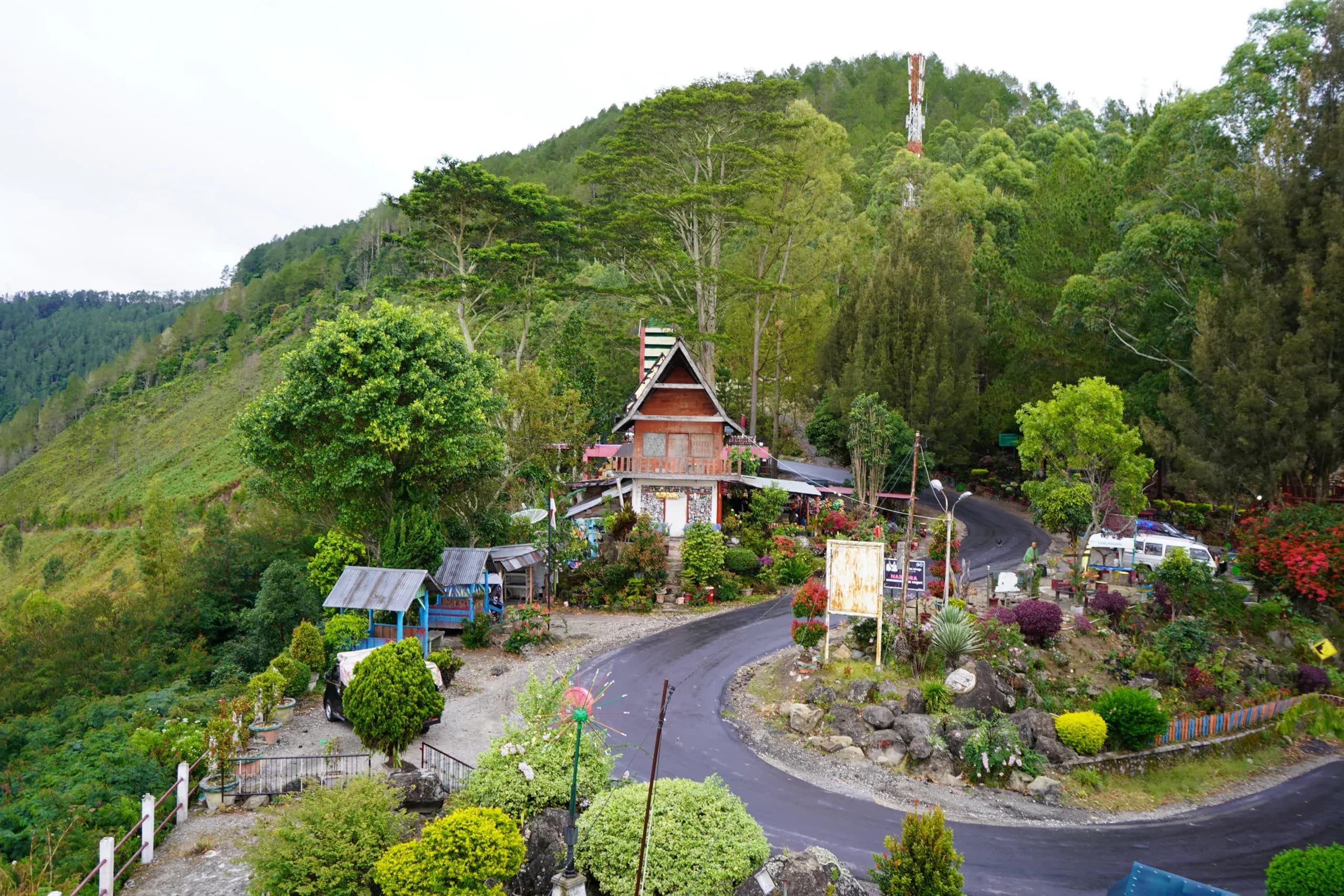 Sejarah Menara Pandang Tele: Tempat Melihat Keindahan Danau Toba dari Ketinggian