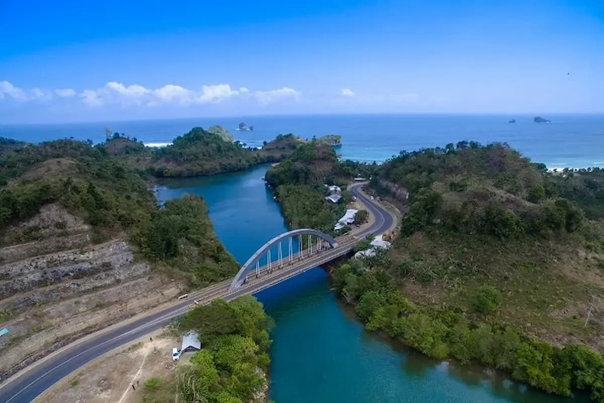 Daya Tarik Pantai Bajul Mati, Ini Dia Rute dan HTM-nya!