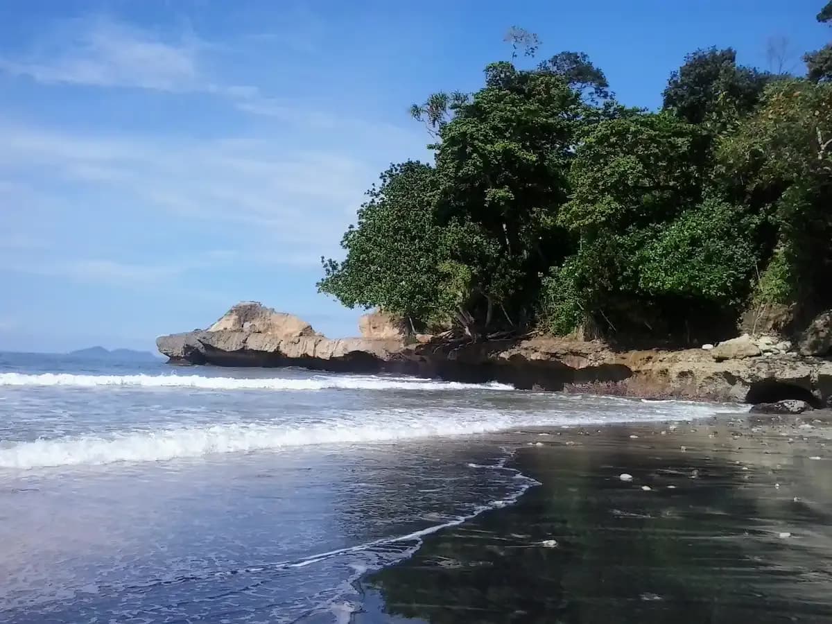 Daya Tarik Pantai Sioro, Ini Dia Rute dan HTM-nya!