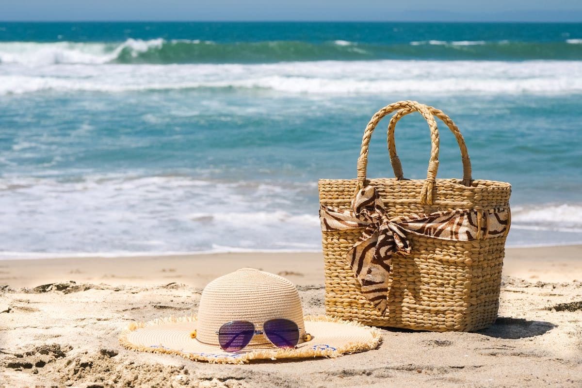 21 Barang Bawaan Wajib untuk Liburan ke Pantai, Yuk Catat!