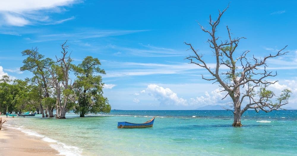 15 Pantai Pasir Putih di Indonesia yang Terkenal dan Memesona!