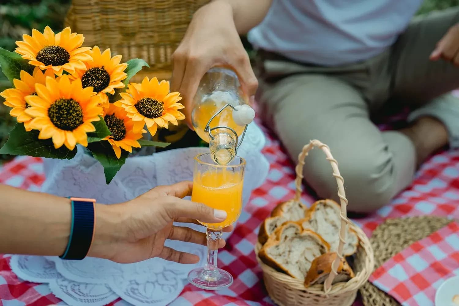 16 Ide Bekal Piknik di Pantai, Praktis dan Enak!