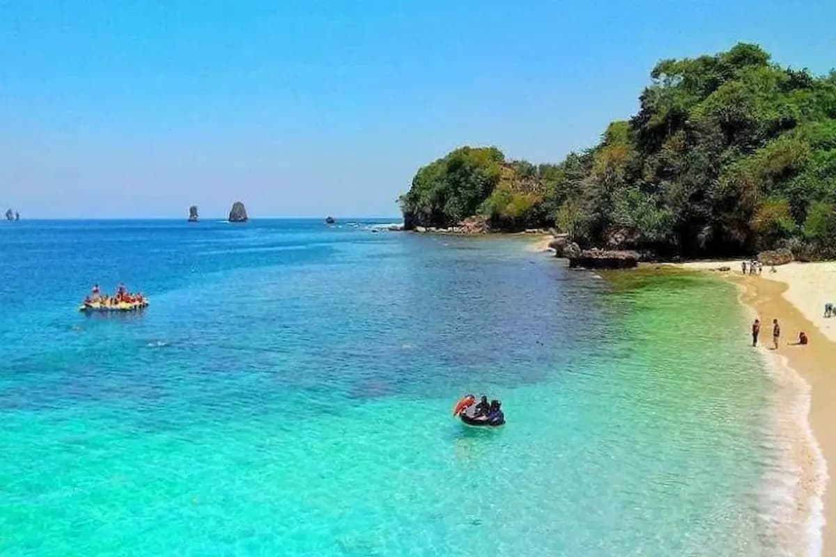 Menikmati Wisata Snorkeling di Pantai Tiga Warna Malang