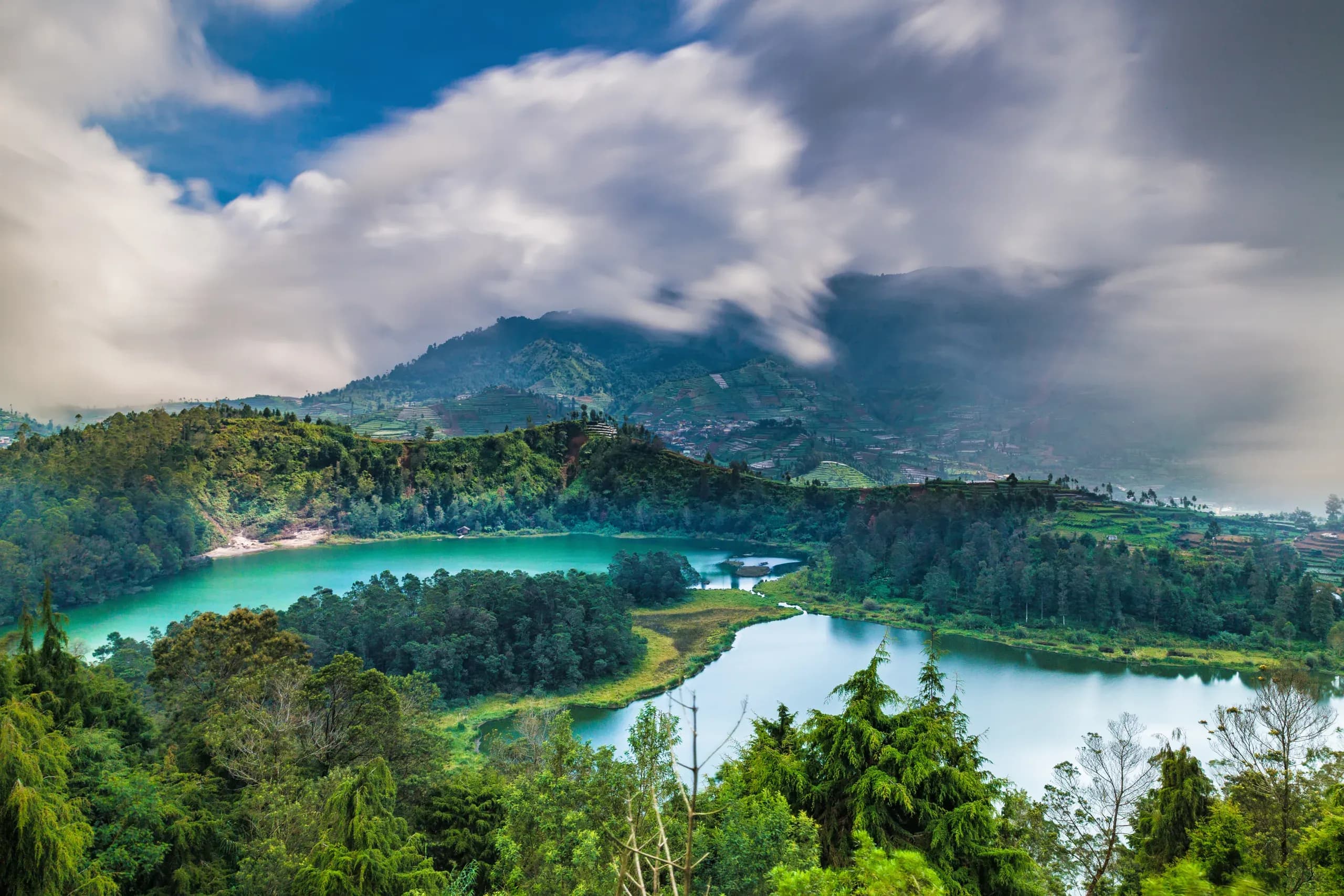 Telaga Warna Dieng: Pesona Danau Unik yang Berubah Warna
