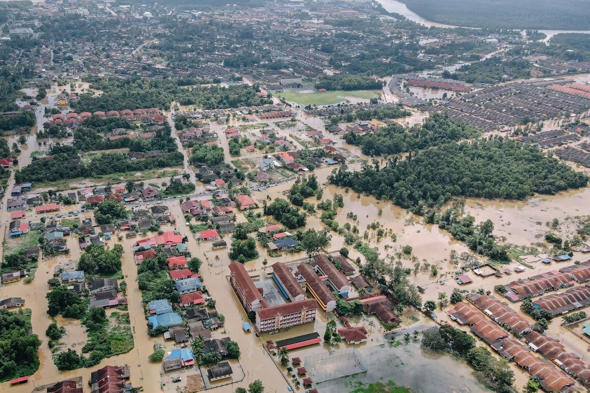 Terjebak Banjir Saat Traveling? Jangan Panik, Ini Tipsnya