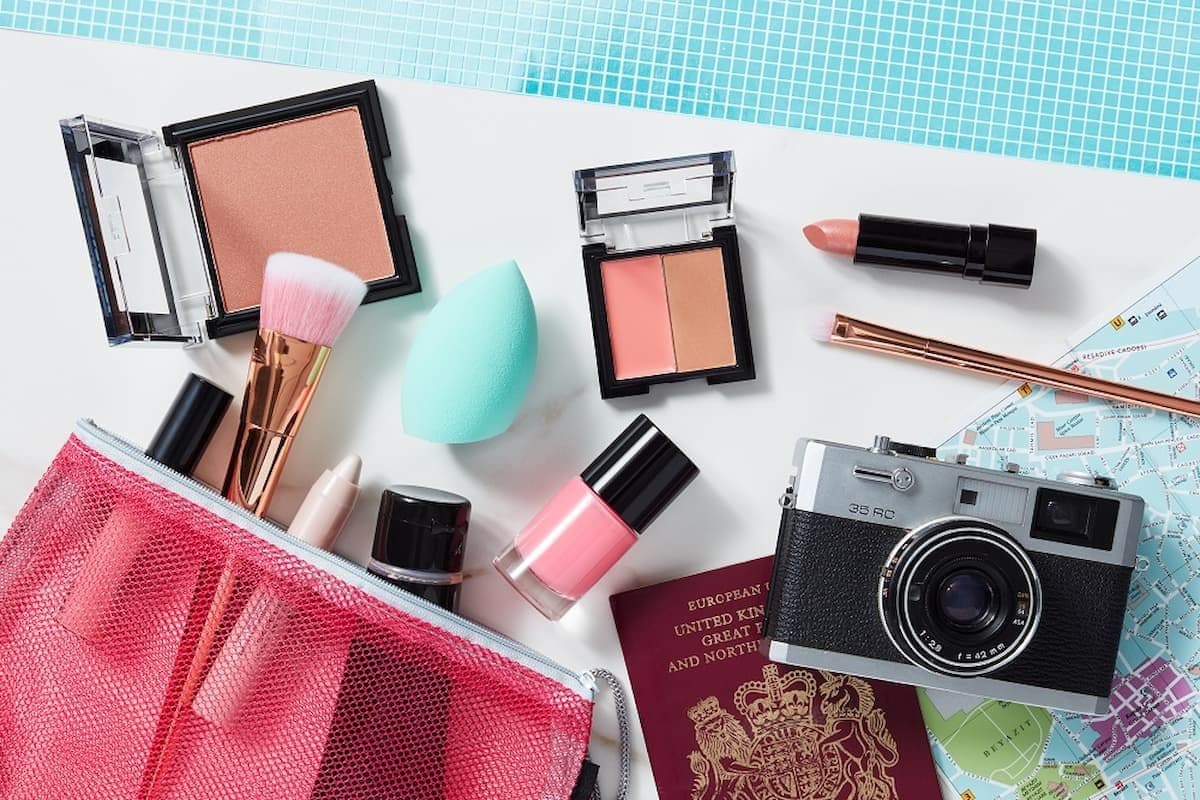 Travel Makeup List: Essentials to Look Flawless on Your Holiday Pictures