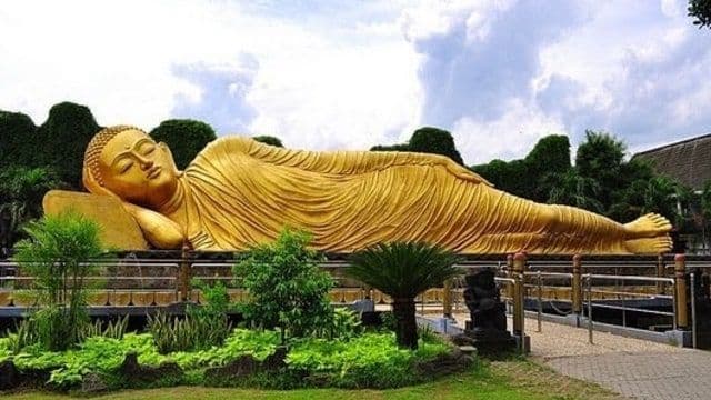 Wisata Religi Maha Vihara Mojopahit dan Patung Buddha Tidur yang Fenomenal