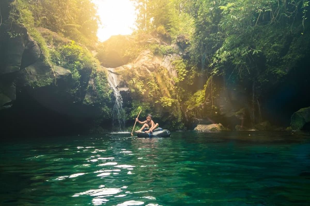 Mengenal Telaga Sunyi: Danau Biru yang Menawan, Bisa Selfie Underwater Lho!