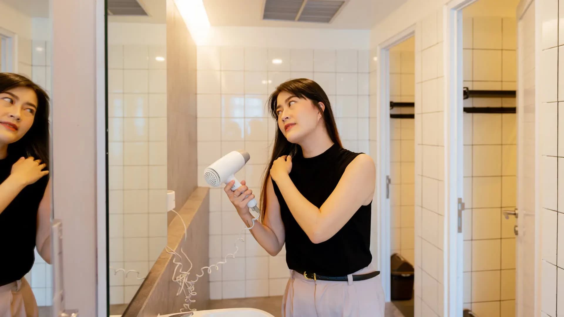 5 Cara Melembutkan Rambut Setelah Berenang