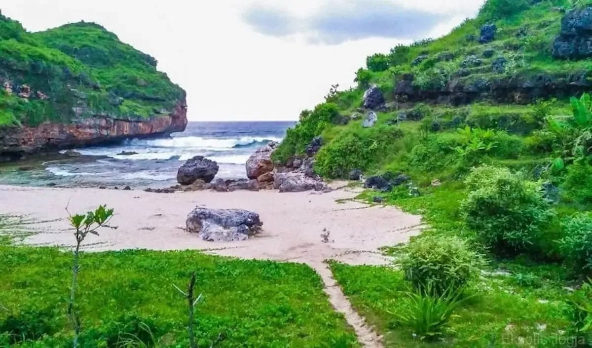Daya Tarik Pantai Butuh Gunungkidul, Ini Dia Rute dan HTM-nya!