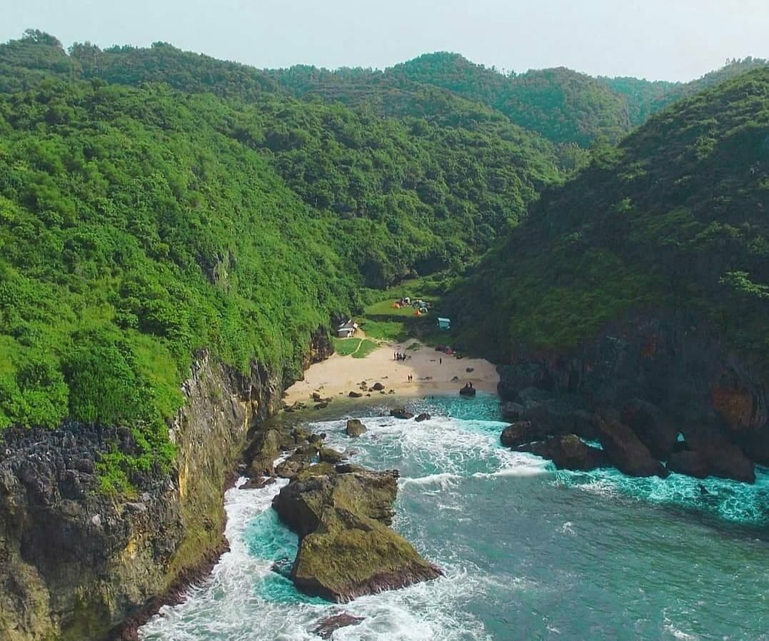 Pantai Wohkudu Gunungkidul: Pesona Tersembunyi di Balik Bukit Karst