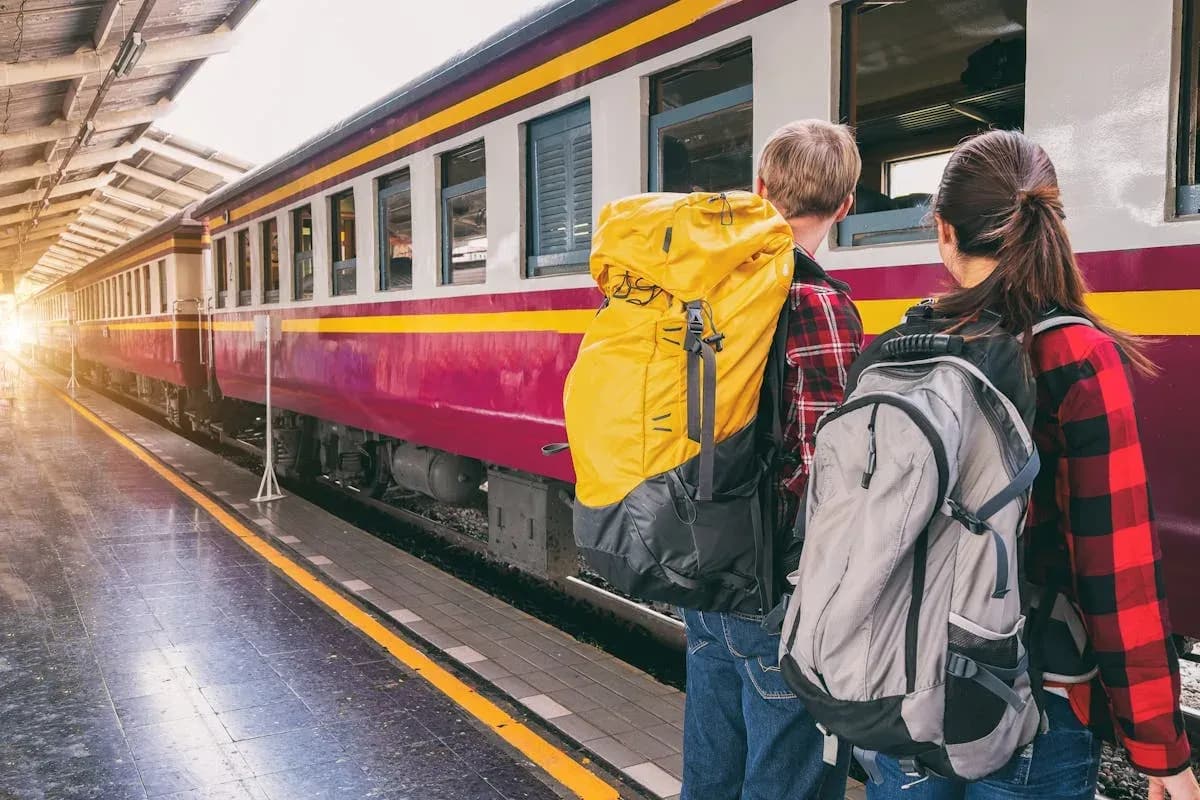5 Tips Backpacker Naik Kereta ke Bandung, Nyaman dan Hemat!