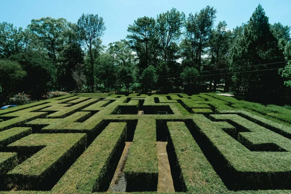 Awas Tersesat! Serunya Eksplor Taman Labirin Coban Rondo